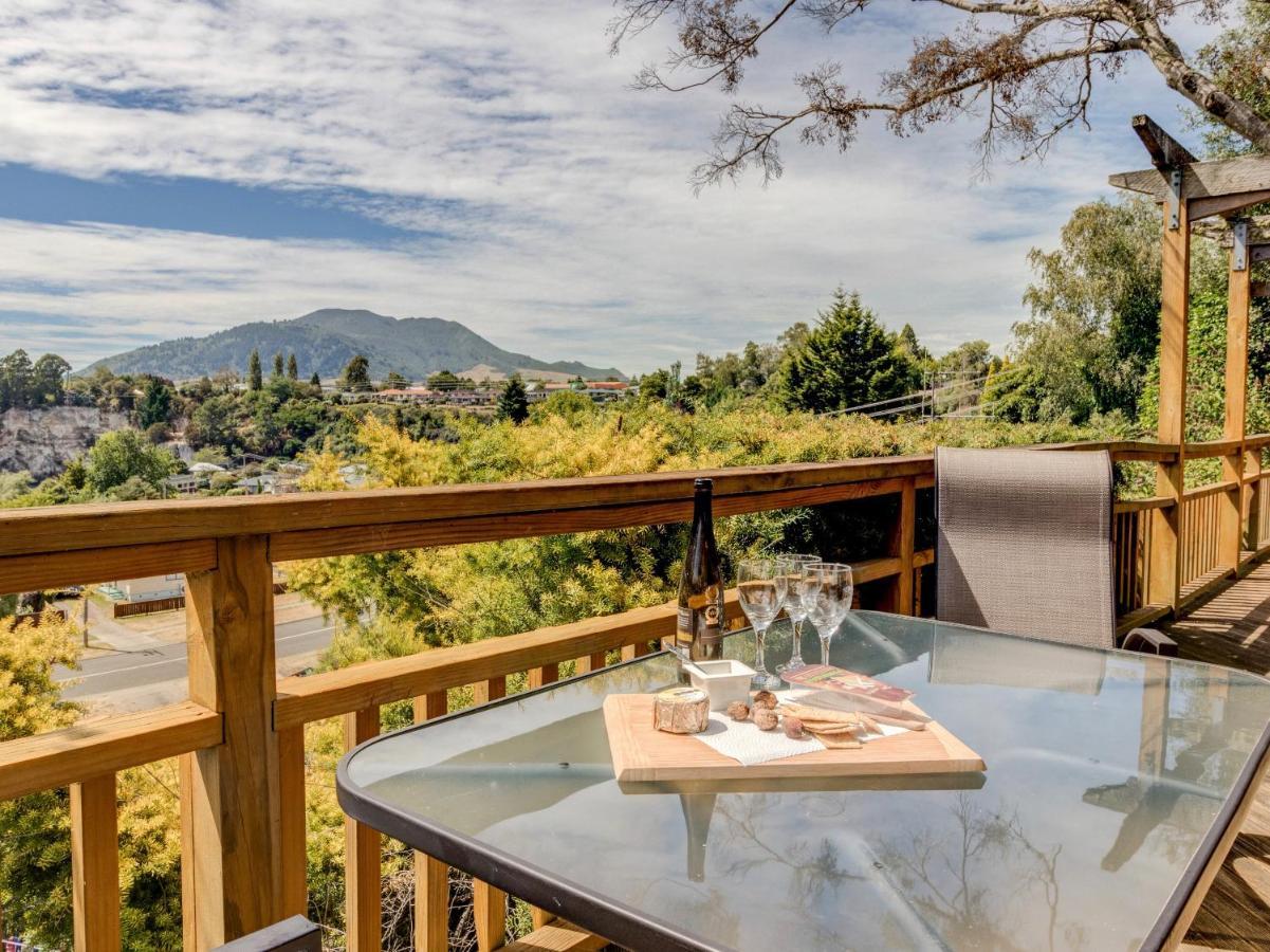 Treetop Hideaway - Taupo Holiday Home Exteriér fotografie